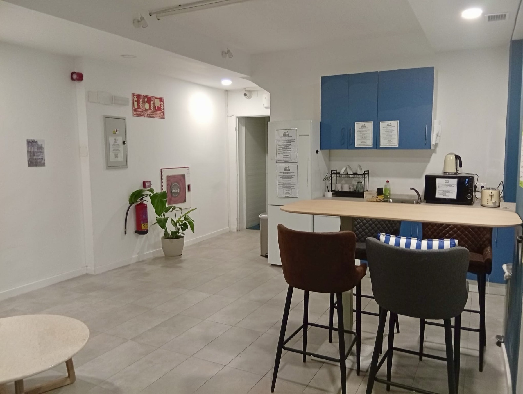 Barra y cocina común del hostel con taburetes