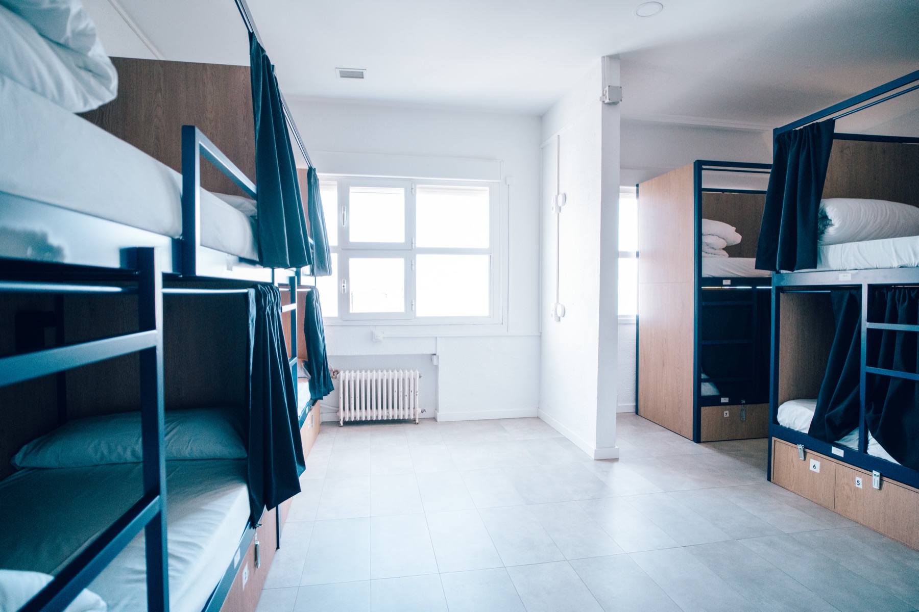 Habitación compartida con literas y cortina de intimidad